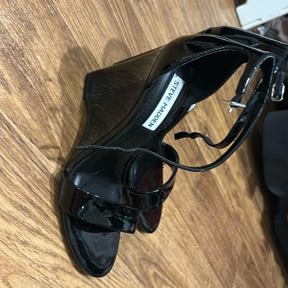 Never worn Steve Madden black patten wedges
